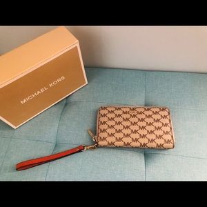 Michael Kors Travel Jet Set Zip Wristlet